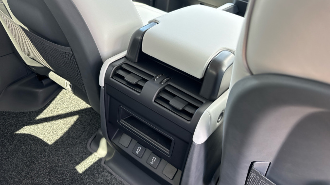 Land Rover Defender 3.0 D250 X-Dynamic HSE 110 5dr Auto Diesel Estate - Image 18